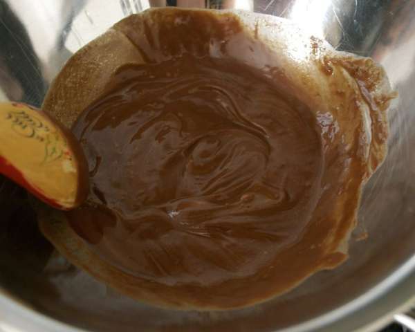 Шоколад с маслом растопить на водяной бане и перемешать. (не советую брать горький темный шоколад... Хотя, это конечно, на любителя... Но в первый раз я взяла шоколад с высоким содержанием какао (горький), он немного забивал сливочную заливку и контрастировал со вкусом фруктов.) Шоколад с маслом растопить на водяной бане и перемешать. (не советую брать горький темный шоколад... Хотя, это конечно, на любителя... Но в первый раз я взяла шоколад с высоким содержанием какао (горький), он немного забивал сливочную заливку и контрастировал со вкусом фруктов.)