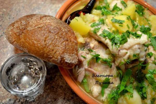 Нарезаем на дно кастрюли картошку,затем слой курицы,слой кабачка,болг.перца,помидор и последний слой картошки,посыпать специй,соль и залить чуть выше середины кипятком.На приготовление уходит около часа.Готовую картошку посыпать свежей зеленью.
Вот так незамысловато,вкусно и быстро готов ужин) Нарезаем на дно кастрюли картошку,затем слой курицы,слой кабачка,болг.перца,помидор и последний слой картошки,посыпать специй,соль и залить чуть выше середины кипятком.На приготовление уходит около часа.Готовую картошку посыпать свежей зеленью.
Вот так незамысловато,вкусно и быстро готов ужин)