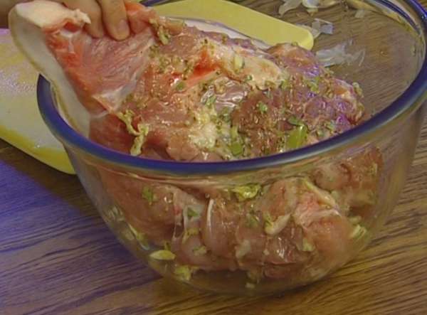 Смазать мясо маринадом, положить в глубокую посуду и поставить на час в холодильник.