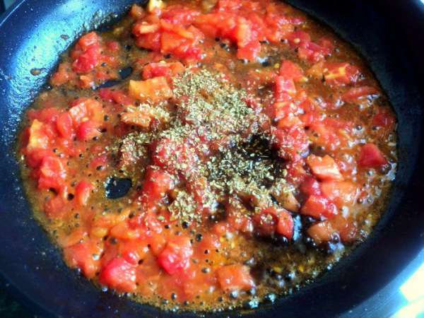 Добавить сахар, соль, перец по вкусу, орегано, бальзамический уксус. Потушить 3-5 минут.