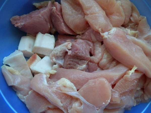 Если куриное мясо грудка, то можно больше сала а то будет суховато.Мясо  и сало можно очень мелко порезать.  