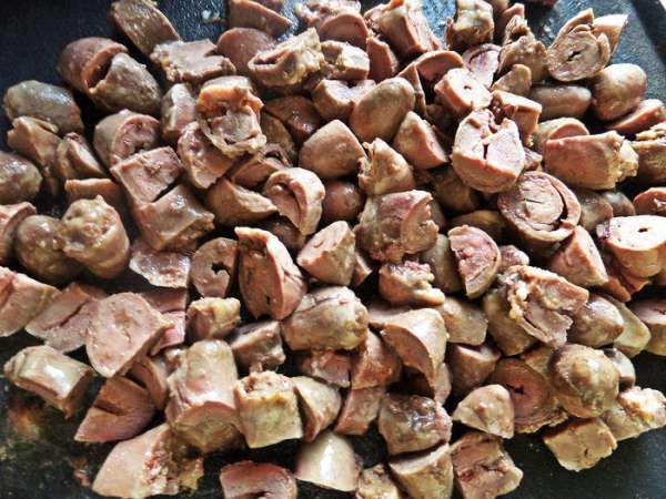 Для удобства нарезать сердечки на более мелкие кусочки.
