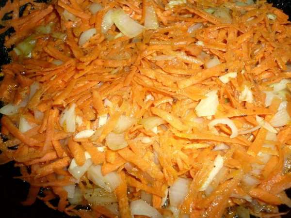 обжаренные печенку,сало и овощи перемолоть  на мясорубке,посолить,приправить перцем и пряностями,затем взбить на блендере