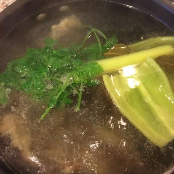 Бульон: мясо вымыть, залить водой, довести до кипения, снять пену, добавить овощи, лавровый лист и варить на медленном огне до готовности. Готовый бульон процедить. Бульон: мясо вымыть, залить водой, довести до кипения, снять пену, добавить овощи, лавровый лист и варить на медленном огне до готовности. Готовый бульон процедить.