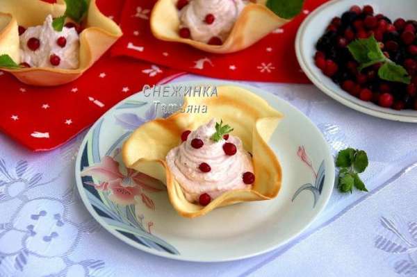 Украшаем брусникой и мятой. Украшаем брусникой и мятой.