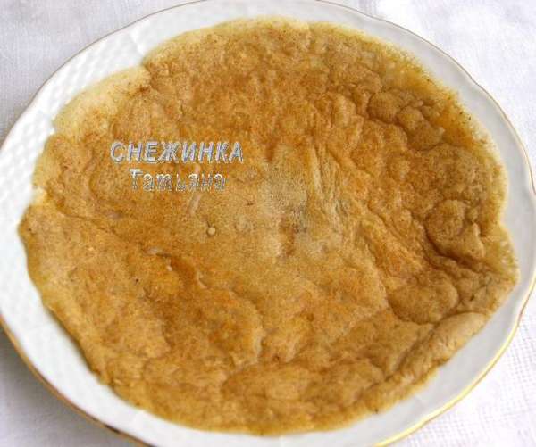 Готовые блинчики кладём стопочкой на тарелку.