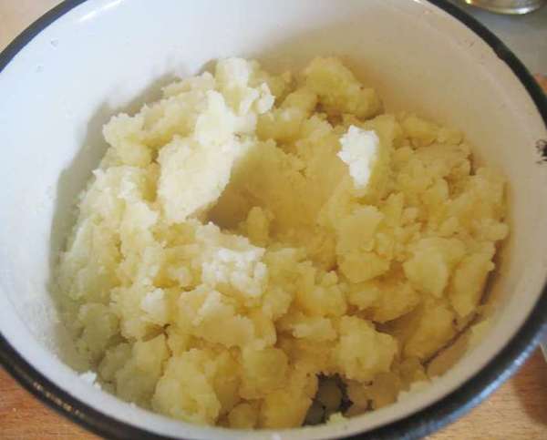 Отваренный картофель слить и помять, без воды.