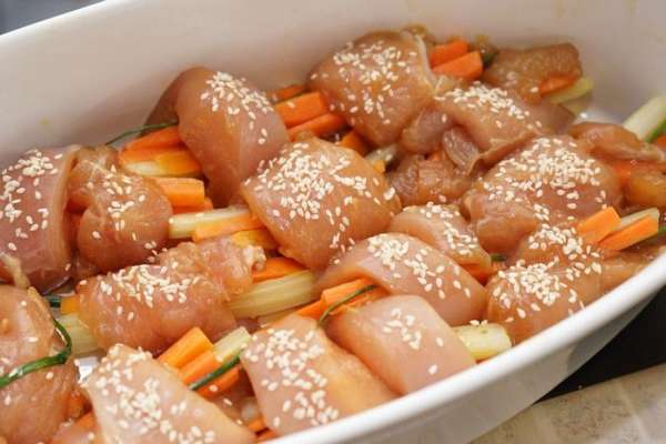 Укладываем завитушки в форму для запекания и посыпаем кунжутом.
Ставим в разогретую до 180С духовку и запекаем 35 минут. Потом увеличиваем температуру до 200 градусов и еще под гриль на 5 минут. 