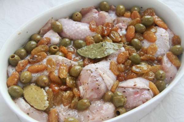Залить этой смесью куриное мясо. Сверху присыпать коричневым сахаром.