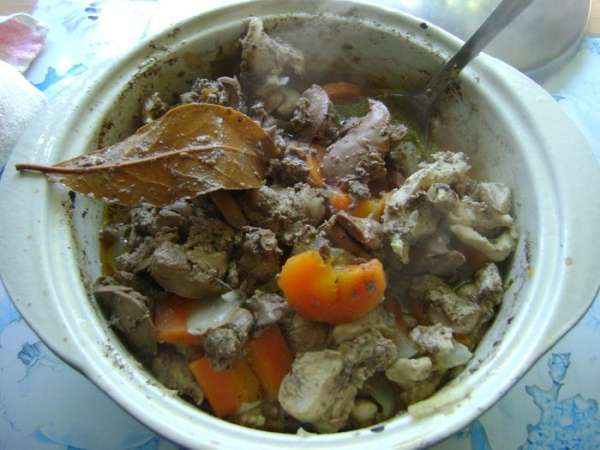 Этого количества масла хватает, овощи и мясо пускают свой сок и все прекрасно тушится на небольшом огне. Этого количества масла хватает, овощи и мясо пускают свой сок и все прекрасно тушится на небольшом огне.