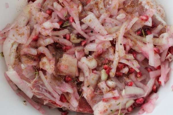 Мясо помыть и удалить остатки влаги бумажным полотенцем. Выложить в чашку на слой лука со специями и сверху так же засыпать луком. Оставить на 5-6 часов (идеально на ночь.)