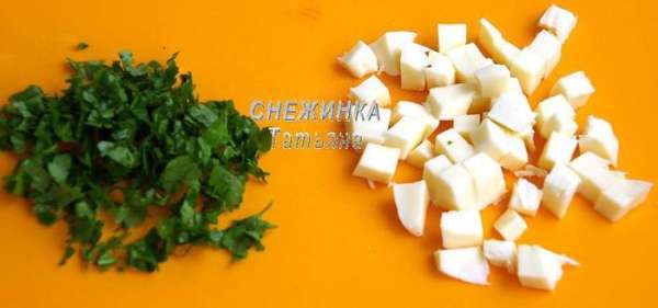 Моцареллу нарезаем кубиком, петрушку измельчаем.
