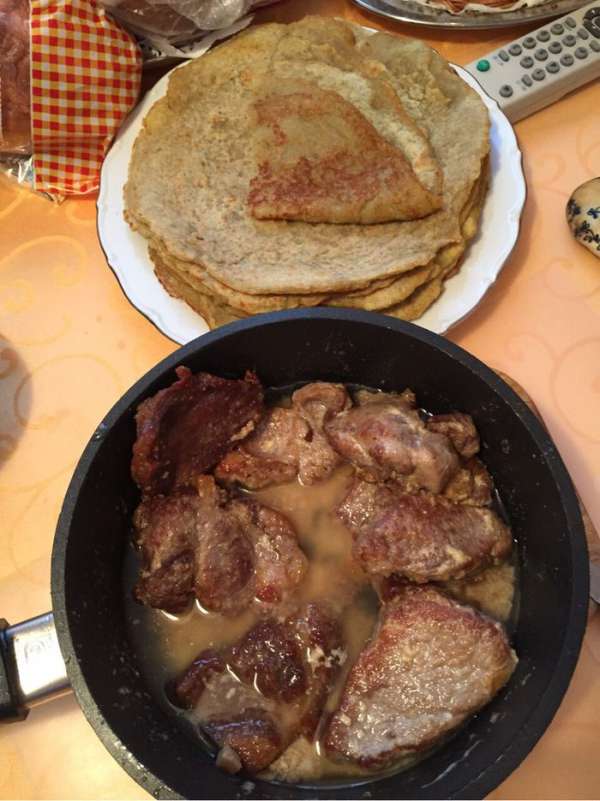 Готовые блины подаем вместе с жаренным мясом и салом. Надо брать блин и макать в жир, стараясь захватить кусочки сала. Подлива наливается в тарелку, выкладывается мясо и блин берется из стопки. Приятного аппетита!