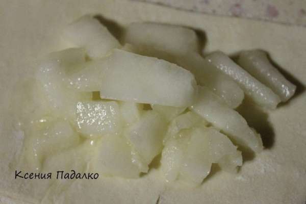 Сверху сыра 2 ч.л. дыни нарезанной кубиками. Накрывем второй половинкой теста и хорошо защипываем края. Сверху сыра 2 ч.л. дыни нарезанной кубиками. Накрывем второй половинкой теста и хорошо защипываем края.