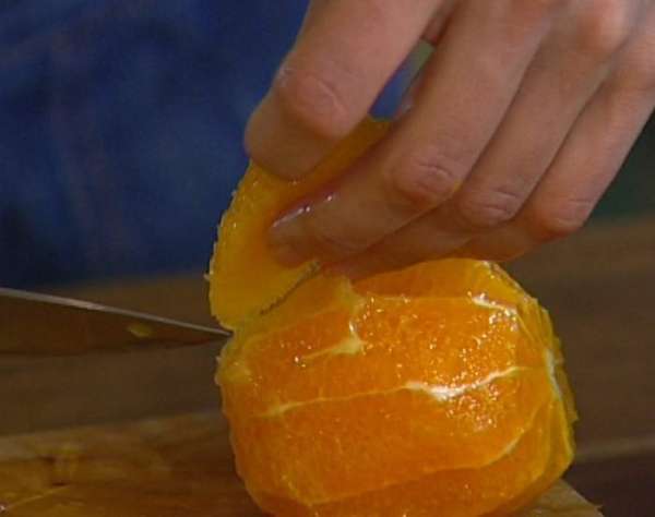 Апельсины разрезать острым ножом на сегменты и удалить пленки, так чтобы осталась только мякоть. 