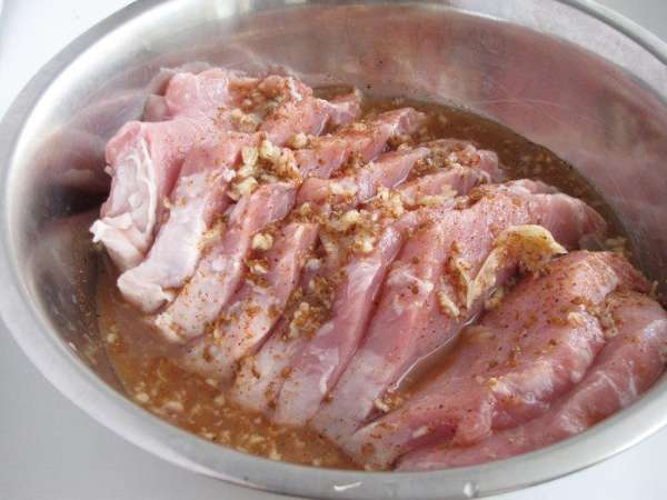 Положить свинину в маринад и оставить на 1 час. За это время мясо можно перевернуть пару раз. Положить свинину в маринад и оставить на 1 час. За это время мясо можно перевернуть пару раз.