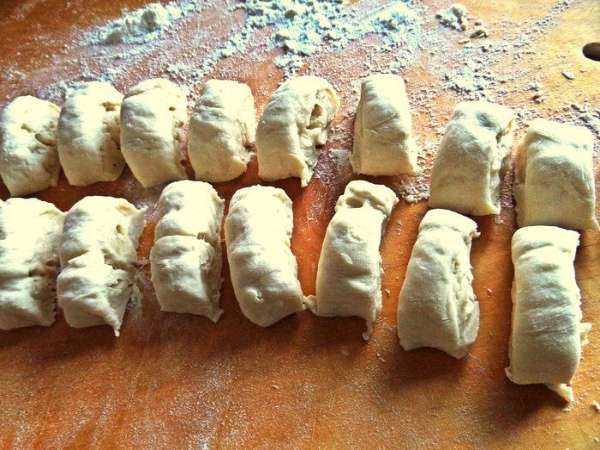 Делим тесто на две колбаски, катаем каждую и разрежем на кусочки как на ленивые вареники, например. Делим тесто на две колбаски, катаем каждую и разрежем на кусочки как на ленивые вареники, например.