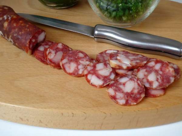 Колбасу нарезать кружочками.
