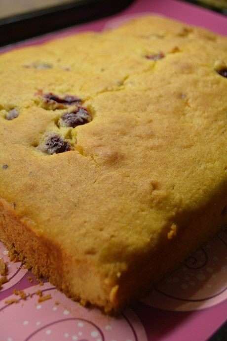 Вытащить готовый пирог из духовки и еще горячим полить апельсиновым соком. Дать немного остыть и извлечь из формы. Вытащить готовый пирог из духовки и еще горячим полить апельсиновым соком. Дать немного остыть и извлечь из формы.