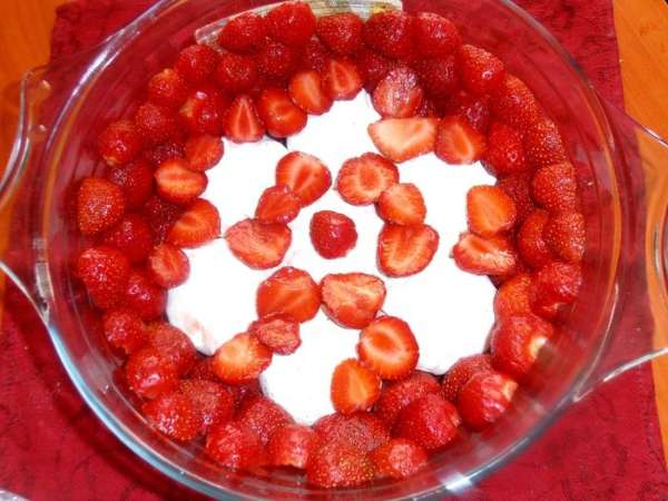 Заполняем клубникой дно и края формы. Заполняем клубникой дно и края формы.