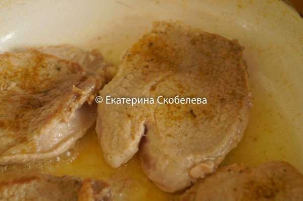 Разогреть сковороду с растительным маслом. Выложить на нее свиные отбивные и обжарить с двух сторон до готовности. Разогреть сковороду с растительным маслом. Выложить на нее свиные отбивные и обжарить с двух сторон до готовности.