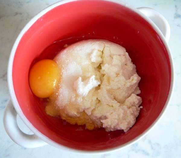 Растереть творог с сахаром и яйцом... Любители сладкого могут добавить сахара и побольше...