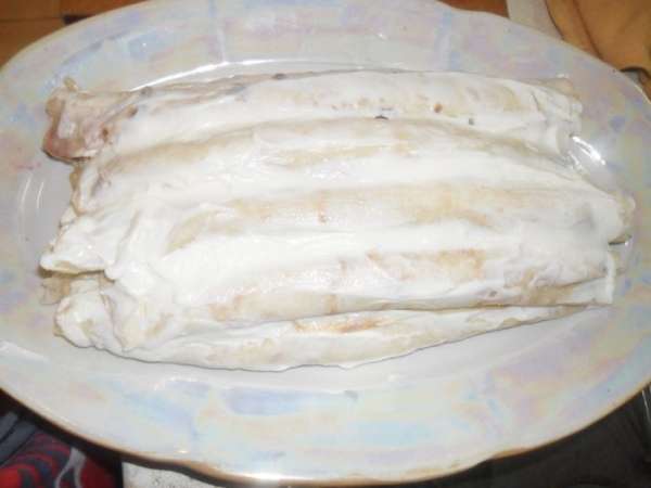  С вишни, у меня замороженная без косточек, сцедить сок  и смешать с сахаром, количество сахара по вкусу.   Сметану взбить с сахарной пудрой (не долго) и добавить загуститель для сметаны. В ингредиентах указала для сливок, так как для сметаны  там нет. На блин выкладываем вишню, сворачиваем трубочкой и складываем пирамидой на блюдо, перемазывая каждый слой сметаной.