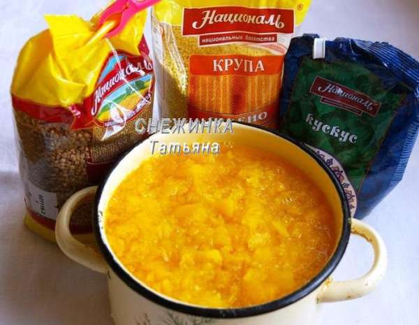 Самый последний слой — тыква. Теперь заливаем все водой. Аккуратно. Лучше протыкать в нескольких местах пирог до дна ножом, чтобы дать возможность воде равномерно распределится. Использовать необходимо все количество воды. Ставим кастрюлю на огонь. Даем закипеть и на небольшом огне варим под крышкой 15 минут. В это время разогреваем духовку до 190°С. Ставим закрытую кастрюлю в духовку еще на 30 минут.