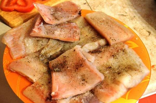Размороженную рыбу нарезать порционными кусочками, посолить, поперчить Размороженную рыбу нарезать порционными кусочками, посолить, поперчить