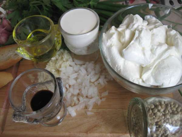 Порезать мелко репчатый лук и чеснок.