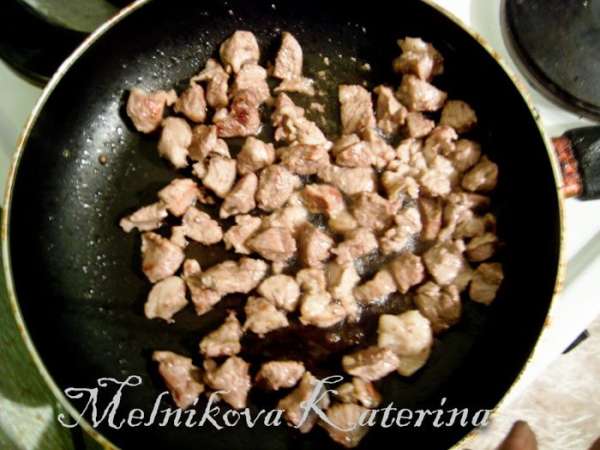 Нарезать небольшими кубиками лук и добавить к мясу. Жарить 5-7 минут. 
