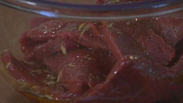 Выложить мясо в глубокую посуду, посолить, поперчить, слегка сбрызнуть оливковым маслом, добавить лимонную цедру и все перемешать. Дать постоять несколько минут. Выложить мясо в глубокую посуду, посолить, поперчить, слегка сбрызнуть оливковым маслом, добавить лимонную цедру и все перемешать. Дать постоять несколько минут.