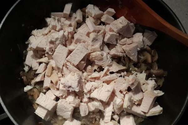 Куриное филе отварить, порезать и добавить к грибам.