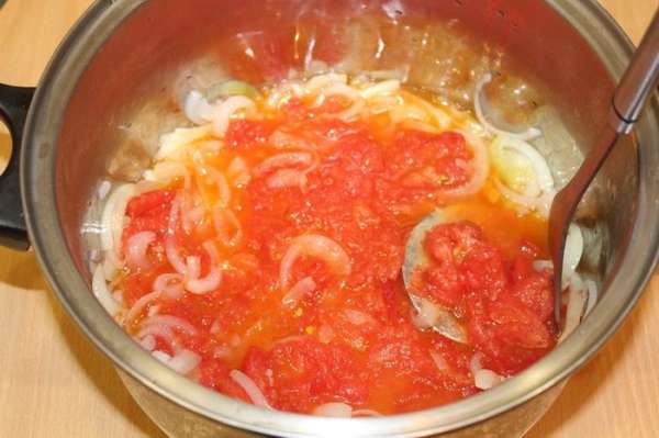 Толкушкой размять помидоры. Толкушкой размять помидоры.