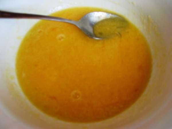 Яйца хорошенько растираем с сахаром (можно взбить венчиком). 