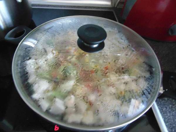 Мясо и овощи накрыть крышкой и оставить тушиться на среднем огне минут 10. Мясо и овощи накрыть крышкой и оставить тушиться на среднем огне минут 10.