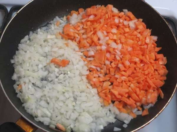 Выложить лук и морковь на сковороду.