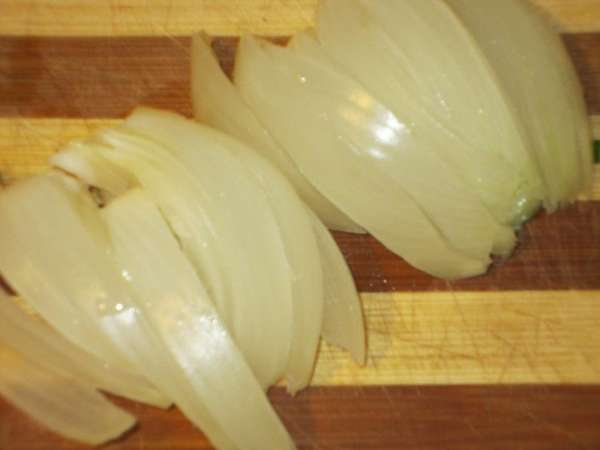 Лук нарезать полукольцами.