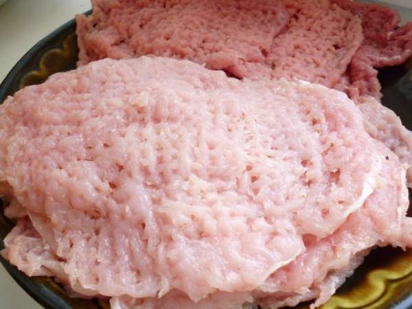 Мясо нарезать как для отбивных, толщиной 1-1,5 см,хорошо отбить с двух сторон,слегка посолить и поперчить.