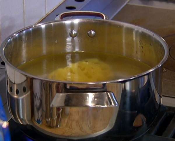 Макароны отварить в подсоленной воде (не переварить!).