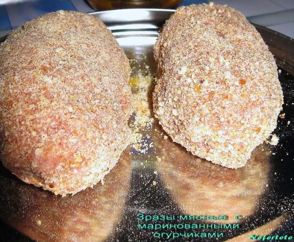 Закрыть огурчик мясным фаршем и обвалять в сухарях.