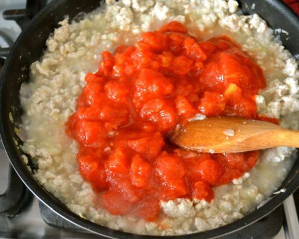 Положить помидоры кусочками. 