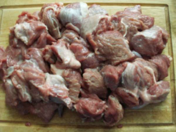 Мясо нарезать кубиками средней величины. Бекон режем тонкими полосками. Мясо нарезать кубиками средней величины. Бекон режем тонкими полосками.