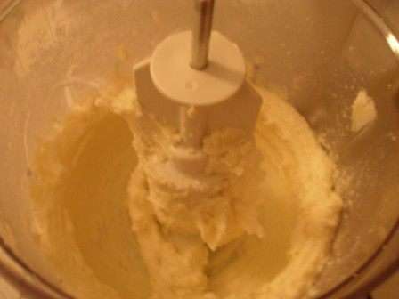 Масло хорошо взбить с сахаром. Масло хорошо взбить с сахаром.