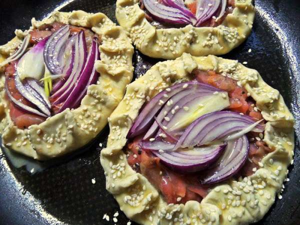 Посыпать кунжутом.