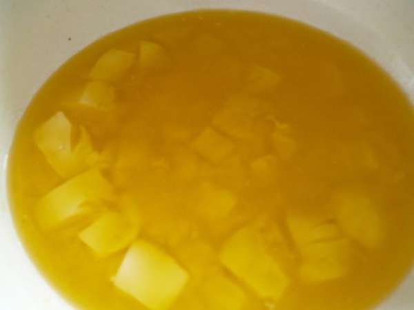 Масло нарезать кубиками и слегка растопить на водяной бане. Масло нарезать кубиками и слегка растопить на водяной бане.