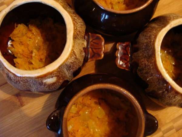 В горшочки положить по 2 с/л пережарки из моркови и лука.