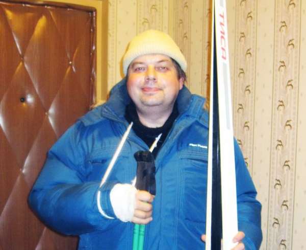 Через пятнадцать минут было готово.  Рагу положил в миску и полил ароматным соусом. Получилось острое с легкой кислинкой. Как я люблю. Мягкий белый хлеб нарезать одной рукой тяжело, поэтому просто наломал несколько кусков. Так даже вкуснее
Не стоит опускать руку и все получится. Правда, судя по прогнозу погоды, этой зимой я на лыжах не покатаюсь.

