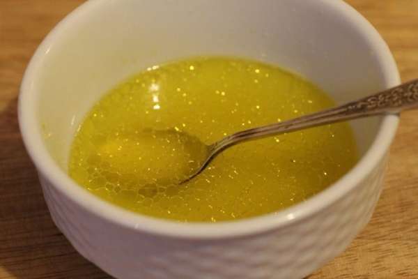 Приготовить маринад из оливкового масла, вина, сока и цедры лимона.