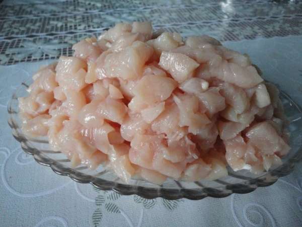 Режим мелкими кубиками филе и обжариваем на подсол.масле.Солим,перчим.